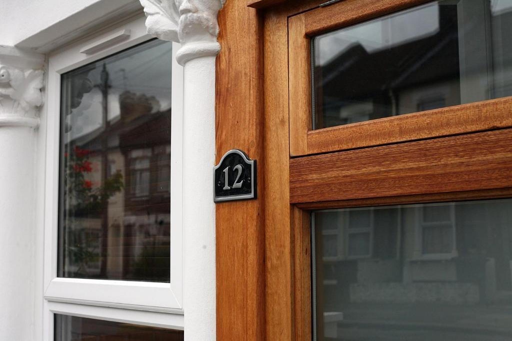 London Malvern Road Rooms To Let Buitenkant foto